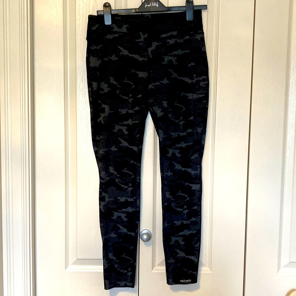 EUC Public Myth camo leggings. Size medium.
